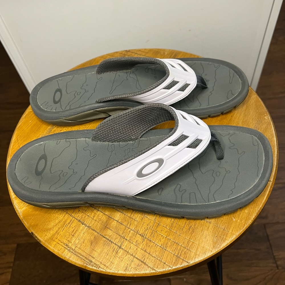 Oakley Sandles